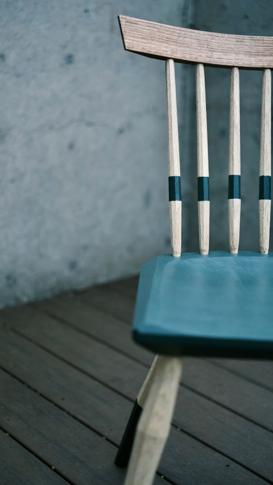 Close up front view of the front of this side chair 
