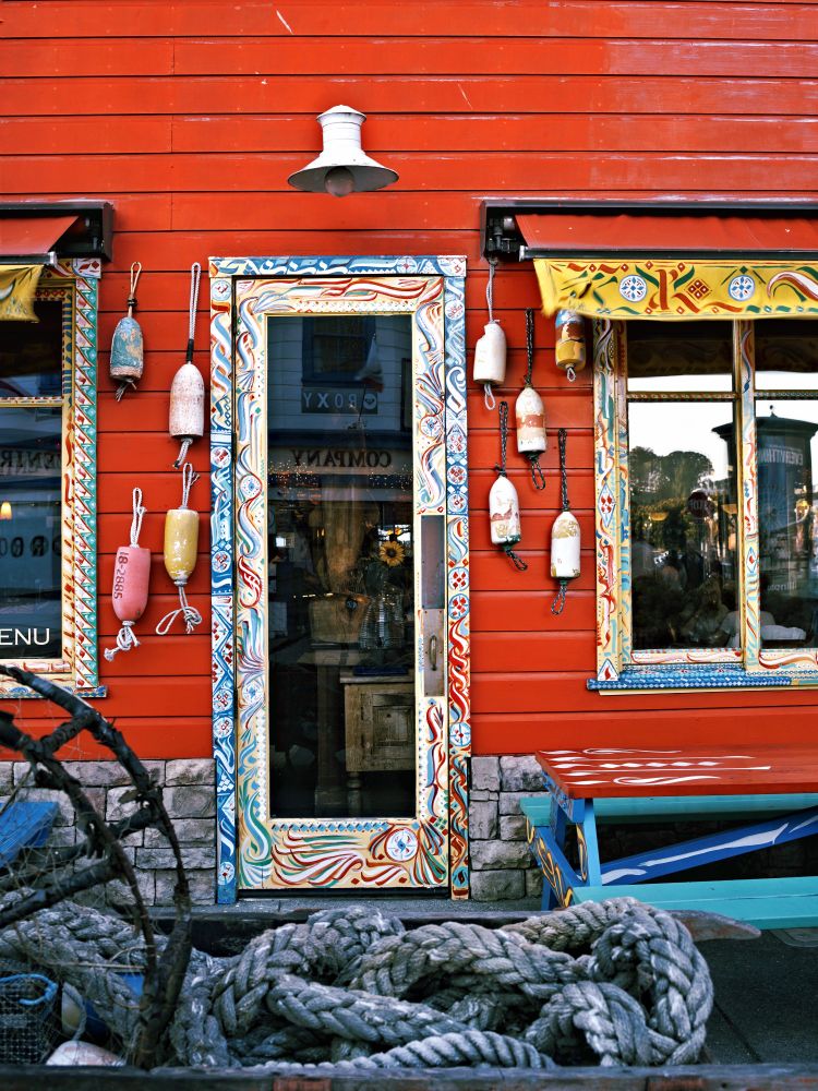 Fisherman's. . .home 
.
A beautiful side entrance of Capurro's  restaurant at Fisherman's Wharf Sanfrancisco 
.
#capurros #fishermanwharf #streetphotography #travel #sanfrancisco #colors #art #wanderlust