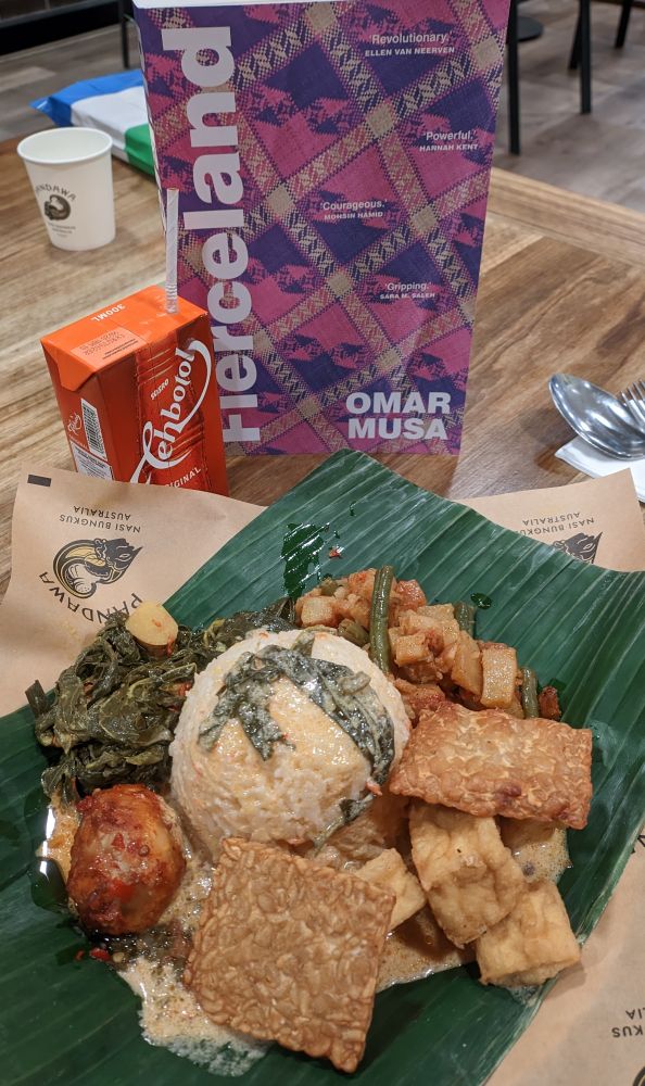 there's always post-launch repast, tapi nasi enak dari padang bukan borneo