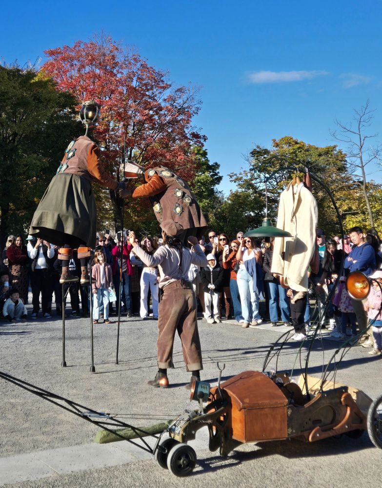 Personnages réverbère et amuseur public 
Parc Montmorency 
Québec 