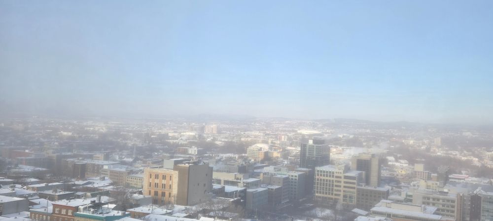 Paysage urbain dans une brume glacée 