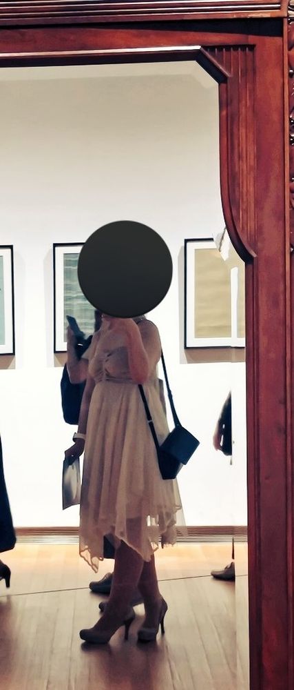 ゴールドのドレスと靴を履いた人間