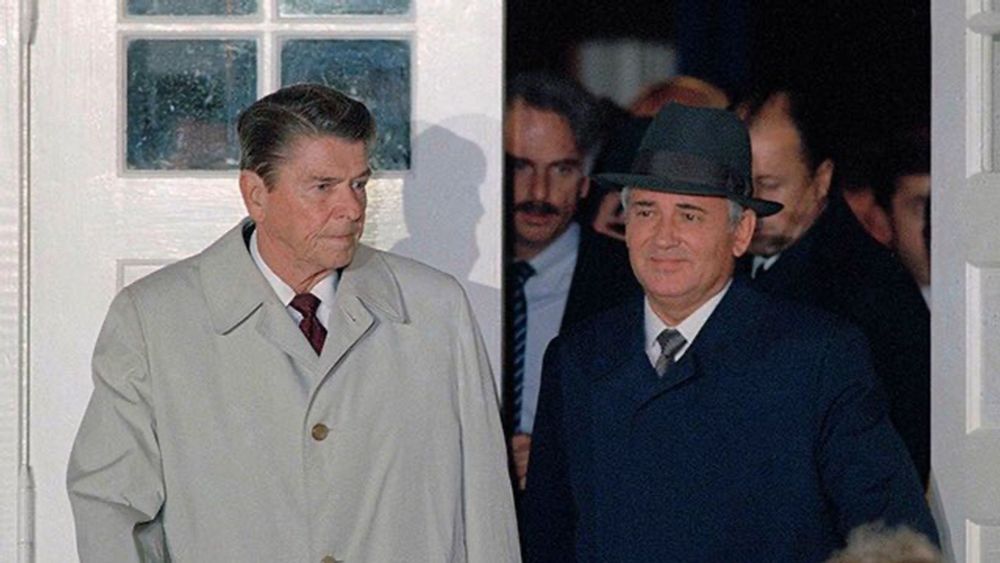 A color photograph of presidents Ronald Reagan and Mikhail Gorbachev leaving Hofdi House at the end of the summit. Reagan, waring a tan overcoat, looks stunned and a little angry. Gorbachev, waring a blue overcoat and a hat, looks disappointed, wistful at the enormous missed opportunity the summit provided.