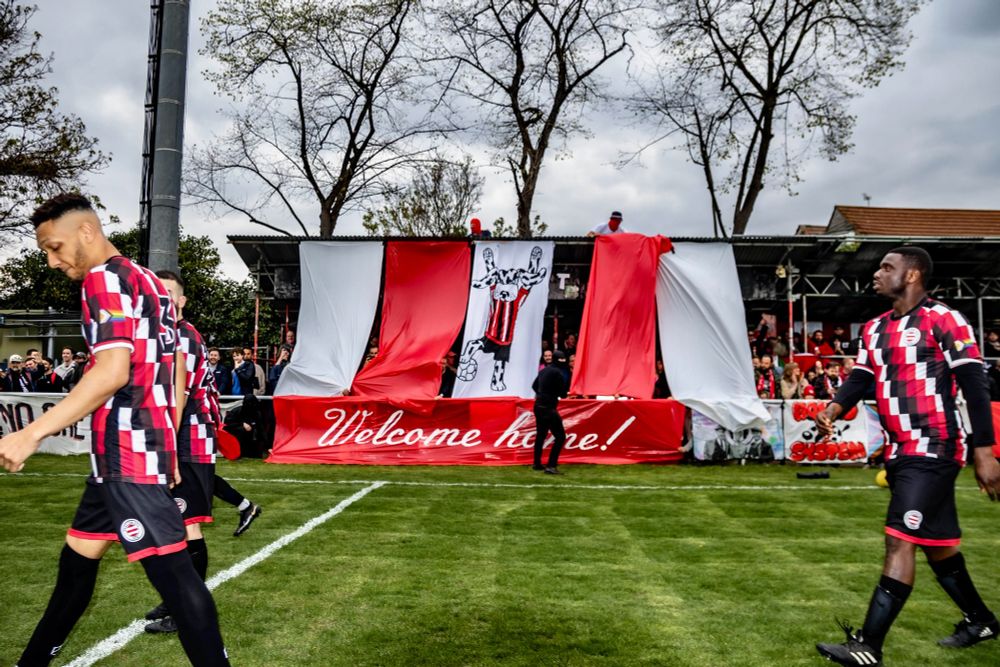 Tifo saying 'welcome home'