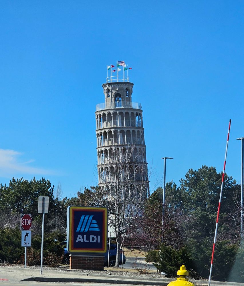 Leaning Tower of Niles, IL behind an Aldi sign. 