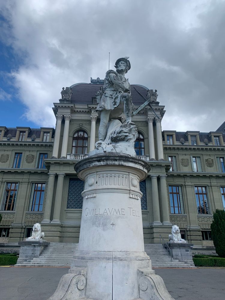 eine Statue von Guillaume Tell (aka Wilhelm Tell) mit Armbrust vor dem Palace de justice in Lausanne)