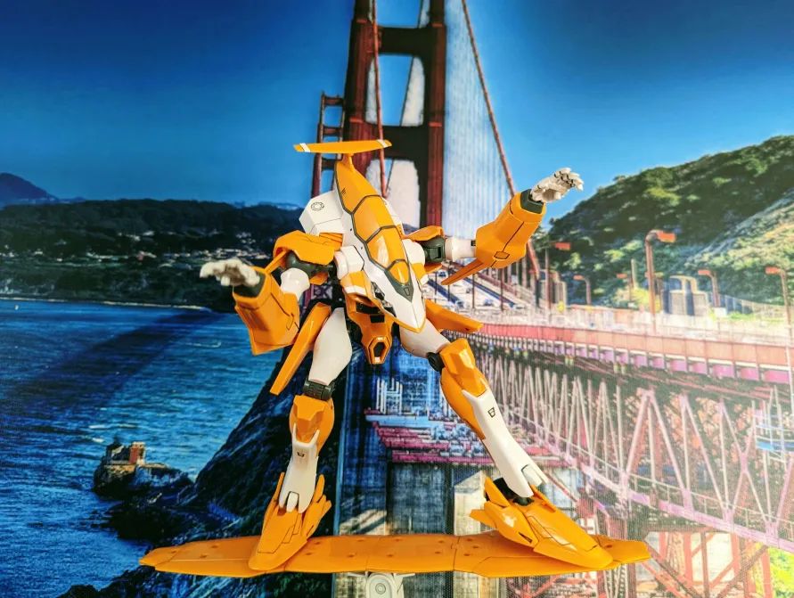 Eureka Seven model kit surfing in front of the Golden Gate Bridge