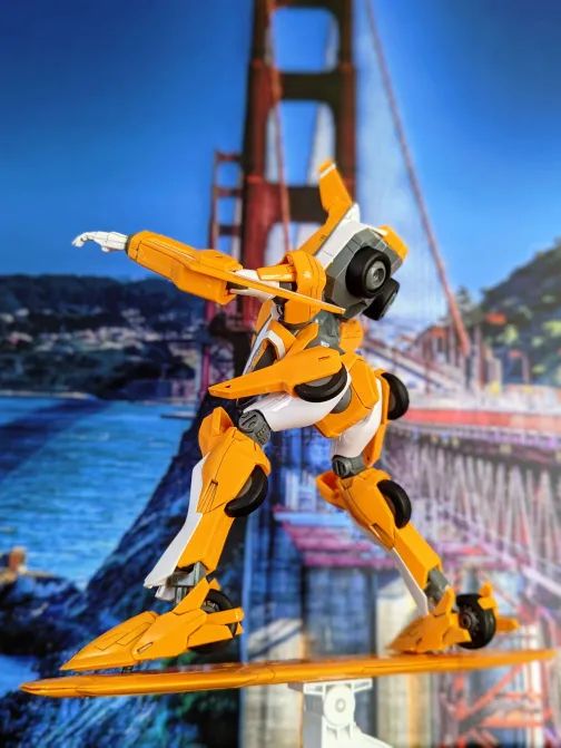 Back of Eureka Seven model kit surfing in front of the Golden Gate Bridge