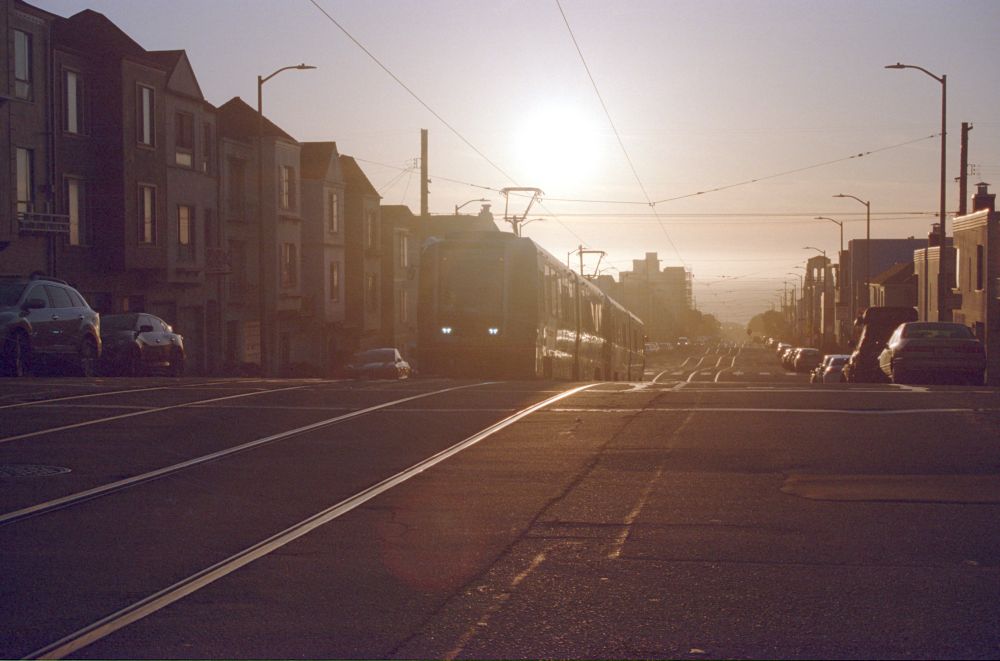 A Muni Breda LRV3 approaches 40th Avenue with the sunset in the background.

Nikon N80 - Kodak UltraMax 400