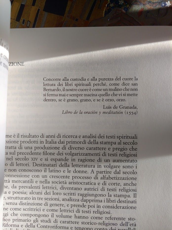 A photograph of a book page featuring a quote at the top and body text below.

Concorre alla custodia e alla purezza del cuore la lettura dei libri spirituali perché, come dice san Bernardo, il nostro cuore è come un mulino che non si ferma mai e sempre macina quello che vi si mette dentro, se è grano, grano, e se è orzo, orzo.

Luis de Granada,
Libro de la oración y meditación (1554)