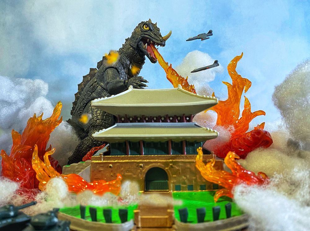 Giant fire breathing lizard attacks Korean s building.