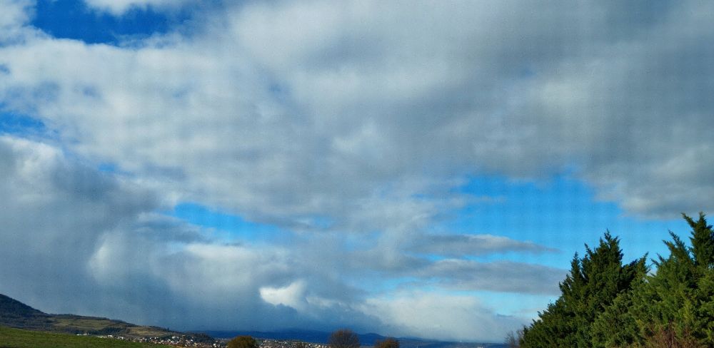 Ciel d'Auvergne chargé, un peu de bleu et beaucoup de nuages gris et blanc.