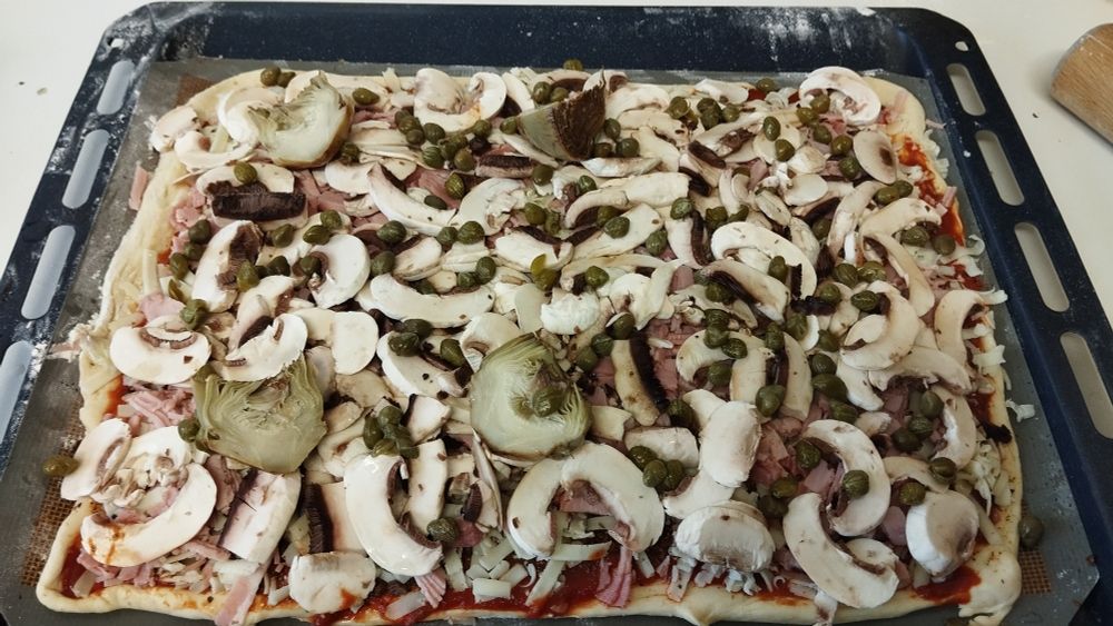 Une pizza jambon champignons fromage câpres et un reste de coeurs d'artichauts.