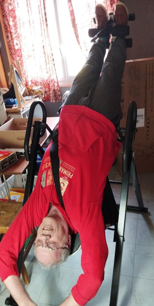 Moi la tête en bas sur ma machine renversante. On dirait que je suis de travers, mais non, droit comme un i.