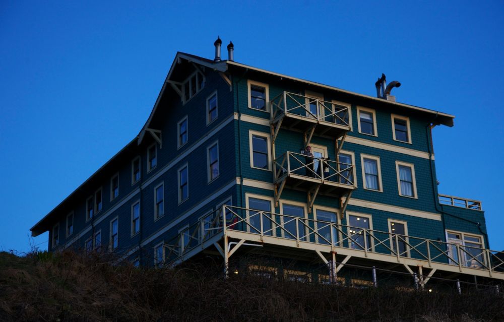 Landmark Oregon coast hotel that’s full of books and shuns Wi-Fi has been sold