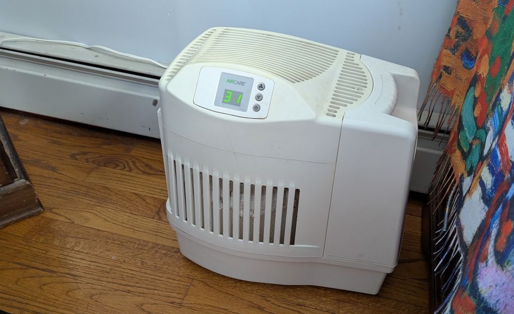 photo of a humidifier in the corner of a room, displaying "31" (%RH)