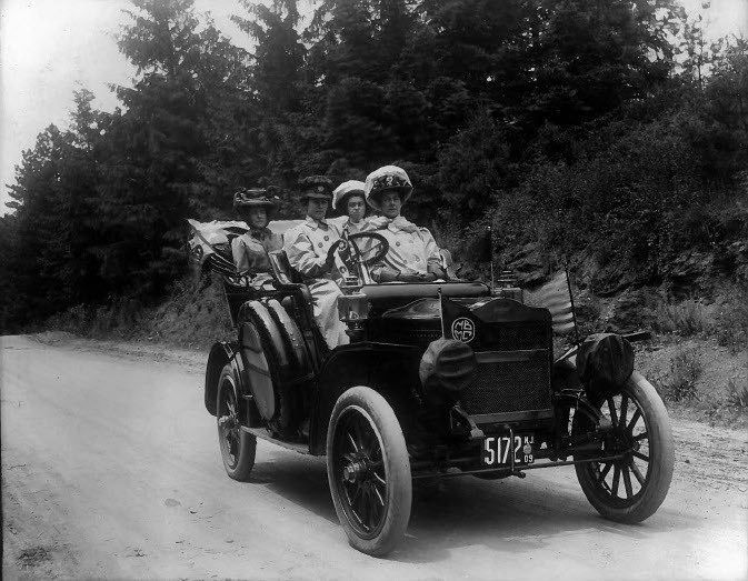 Alice Huyler Ramsey driving with her three companion travelers