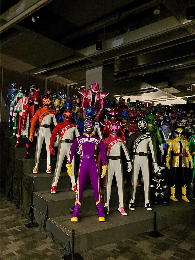 戦隊ヒーローがひな壇に大勢飾られている写真。長身のキジブラザーだけひょっこり腰のあたりまで飛び出ている