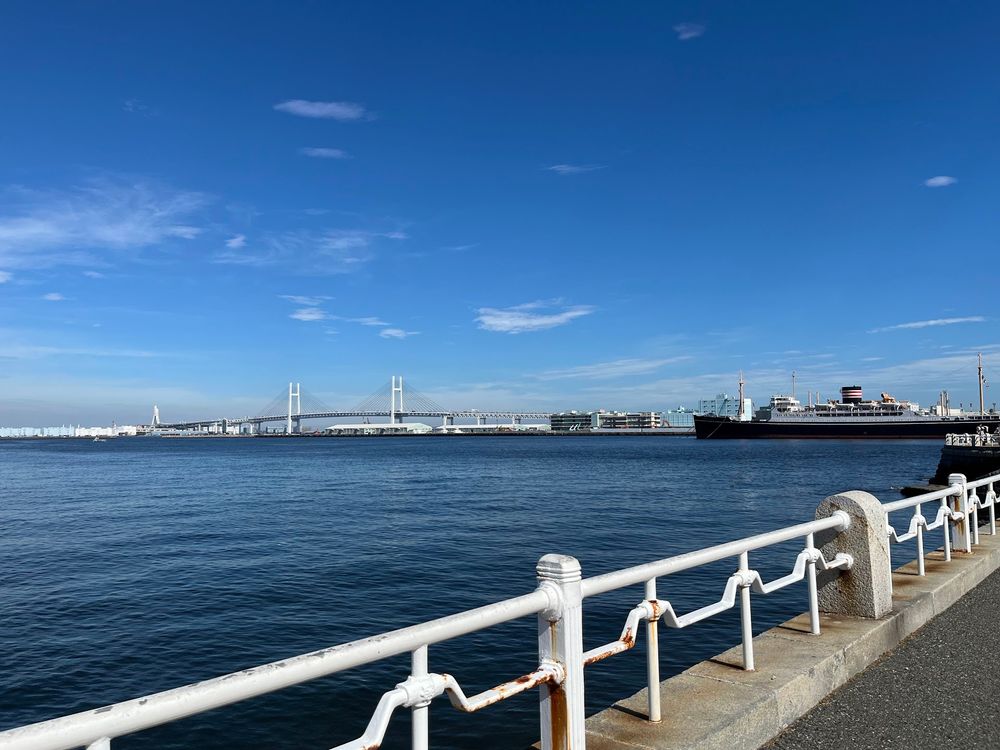 山下公園から望む氷川丸とレインボーブリッジ