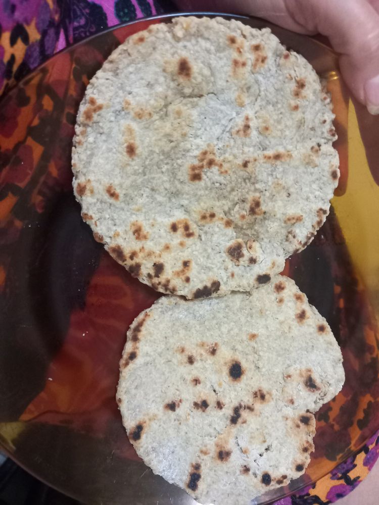 2 pães de frigideira em um prato cor âmbar duralex