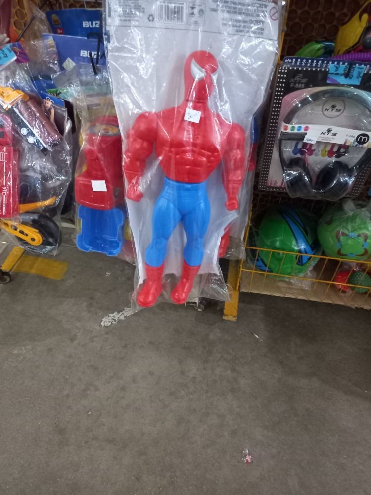 Boneco de um homem-aranha maromba