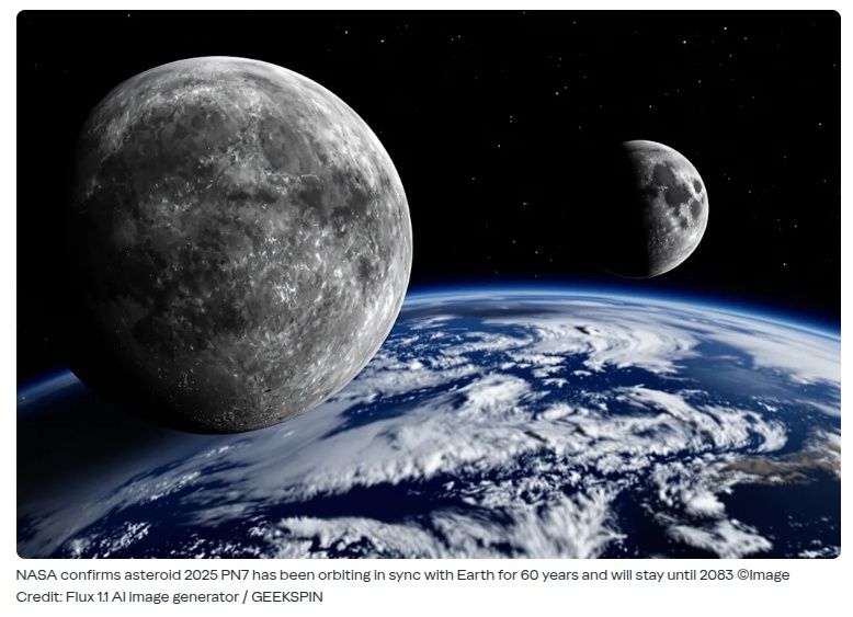 Imagem gerada por IA que mostra dois grandes corpos celestes cinzentos (luas ou asteroides) em órbita sobre a Terra, parcialmente vista. O corpo maior e mais próximo (à esquerda) é de um cinza-escuro e quase totalmente iluminado. O segundo corpo (à direita) é menor, mais distante e com iluminação em crescente. Abaixo, a curvatura azul e branca da Terra. O céu é preto com estrelas. A legenda na imagem diz: "NASA confirma que o asteroide 2025 PN7 está orbitando em sincronia com a Terra por 60 anos e permanecerá até 2083". Crédito: Flux 11 AI Image generator / GEEKSPIN.