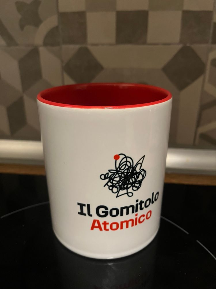 Tazza con la scritta “Il Gomitolo Atomico”