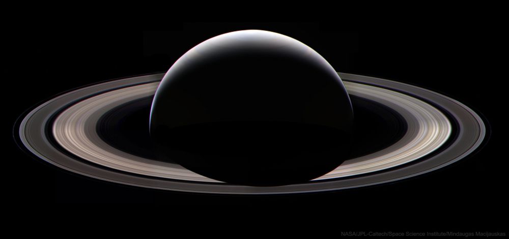 Im Schwarz des Alls zeigt die Aufnahme Saturn mit den enorm beeindruckenden Ringen in einem sehr harten und kontrastreichen Licht, das hier von oben kommt. Der Planet ist dadurch sichelförmig abgebildet. Man erkennt auch sehr gut, dass das Ringsystem aus vielen einzelnen Ringen besteht.