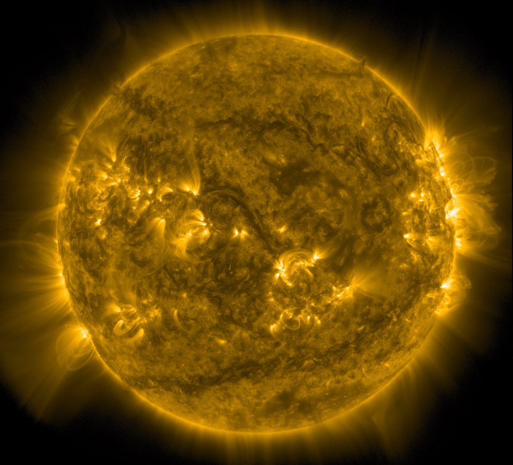 Die ganze erdzugewandte Seite der Sonne in gelber Farbe. Wie an den Vortagen mehrere Aktive Regionen in hellerer Darstellung und mit weit in die Umgebung reichenden Strahlen. Drumherum das Schwarz des Alls.