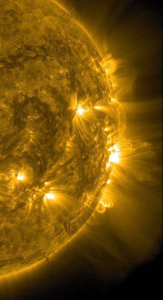 Der rechte Teil der erdzugewandten Seite der Sonne in gelber Farbe. Vier helle Gebiete mit weit in die Umgebung reichenden Strahlen, davon eines am Rand, wo es sich vom schwarzen Hintergrund des Alls besonders gut abhebt. Aber auch an anderen Stellen ist der Rand von einem wenn auch weniger starken Saum aus Strahlung umgeben. 