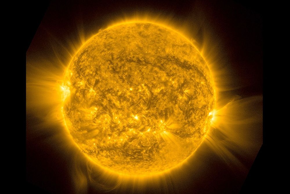 Die ganze erdzugewandte Seite der Sonne in gelber Farbe. Weiterhin gehen links und rechts am Rand strahlenartige Strukturen weit ins All aus, was vor dem schwarzen Hintergrund wie breite Fächer aus Licht aussieht, die sich mit zunehmender Distanz abschwächen und verlieren. 