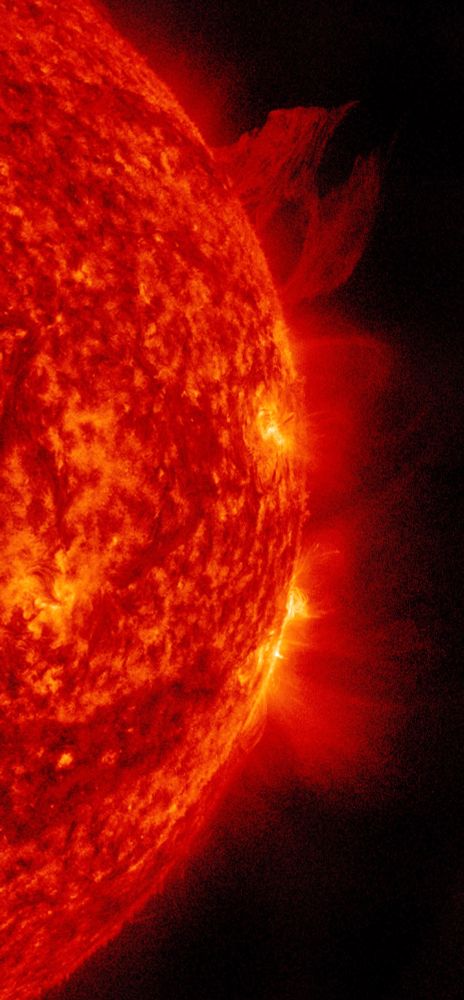 Der rechte Rand der Sonne in orangeroter Farbe. Da geht es weiterhin sehr turbulent zu: Oben auf den Zeigerpositionen um zwei Uhr herum sieht es wie zwei rote Fackeln aus - sogenannte Filamente, das ist gasförmige Sonnenmaterie, die in gewaltigen Mengen ins All schießt. Darunter auch auf drei und auf vier Uhr helle Bereiche, die gelb dargestellt sind und ebenfalls von rötlich gefärbten Strahlen umgeben sind. 
