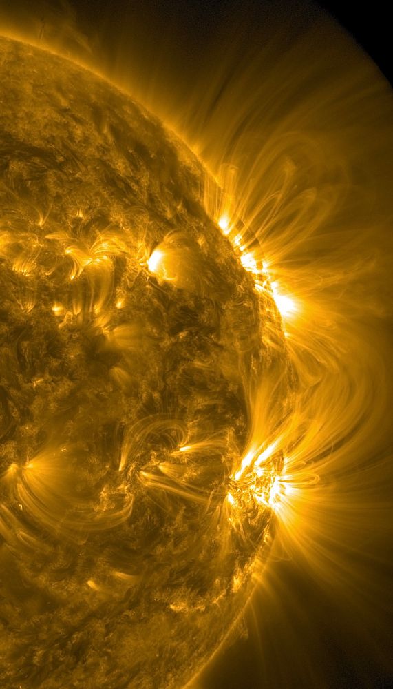 Der rechte Rand der Sonne in gelber Farbe und mit den beiden seit Tagen spektakulär sichtbaren Aktiven Regionen. Sie sind als grell weiße Bereiche dargestellt und senden enorm weit reichende Strahlenbündel aus.