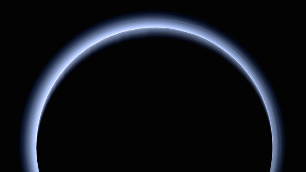 Ein nahezu magischer Anblick: Pluto selbst ist hier pechschwarz wie auch das All drumherum im Rest des Bildes. Aber um diese schwarze Kugel, die zu etwa zwei Dritteln ins Bild ragt und nur unten etwas abgeschnitten ist, liegt ein dünner Saum aus hellblauen Gasschichten. Sie leuchten im Gegenlicht der Sonne und gehen sanft ins dunkle Nichts des Weltraums über. Bei ganz genauer Betrachtung erkennt man auf der Zeigerposition elf Uhr feine Unebenheiten auf der silhouettenartigen Oberfläche von Pluto. Und dort scheinen Berge leichte Schatten zu werfen - erstaunliche Details für ein Bild aus dieser Distanz. Wobei man hinzufügen muss, dass es sich um ein Mosaik aus mehreren Einzelaufnahmen handelt, die erst zusammen die hohe Auflösung ermöglichen.