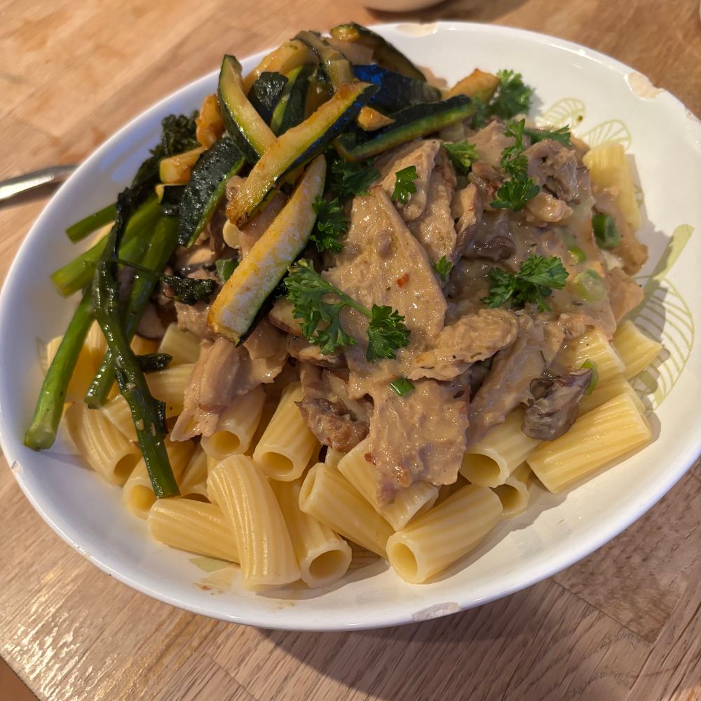 Tortiglioni mit Geschnetzltem und wildem Brokkoli. 