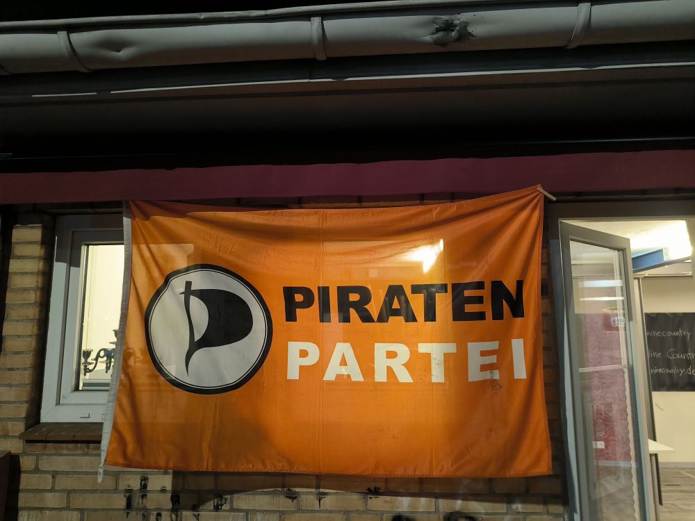 Fahne der Piratenpartei am Marktmeisterhaus in Hamburg Dulsberg zum wöchentlichen Stammtisch 