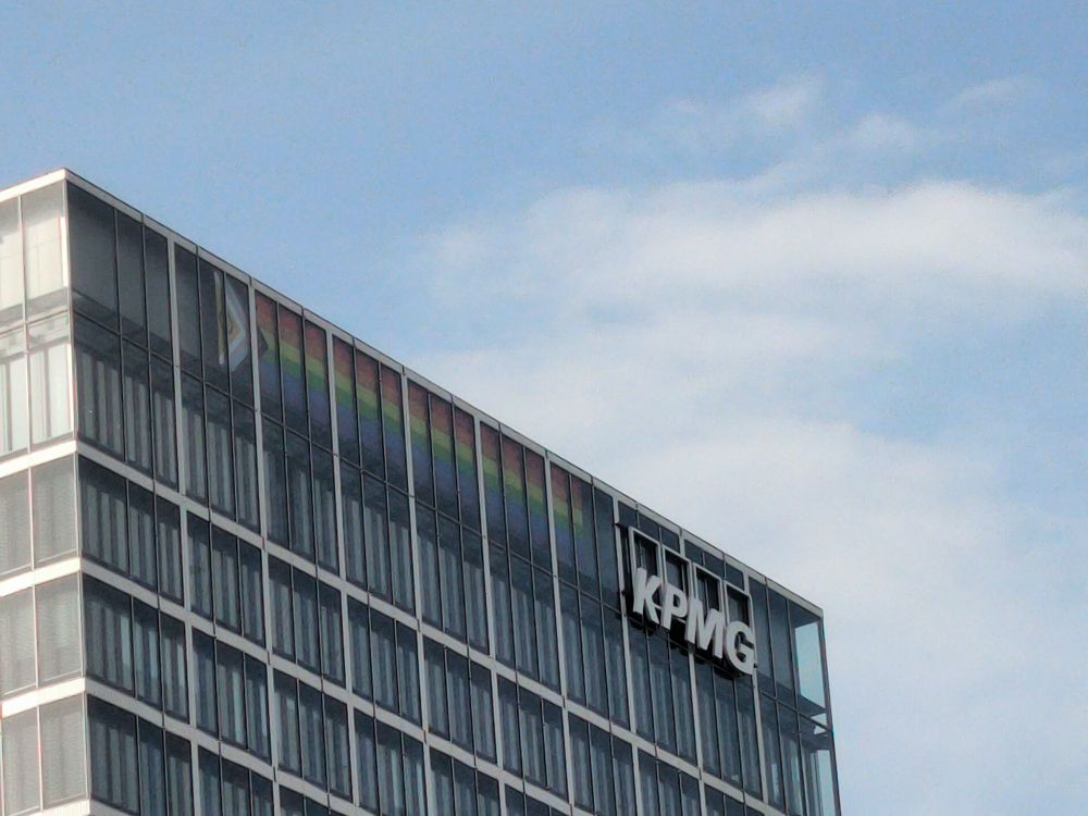KPMG Bürogebäude in Berlin mir LGTBQ+ Flagge