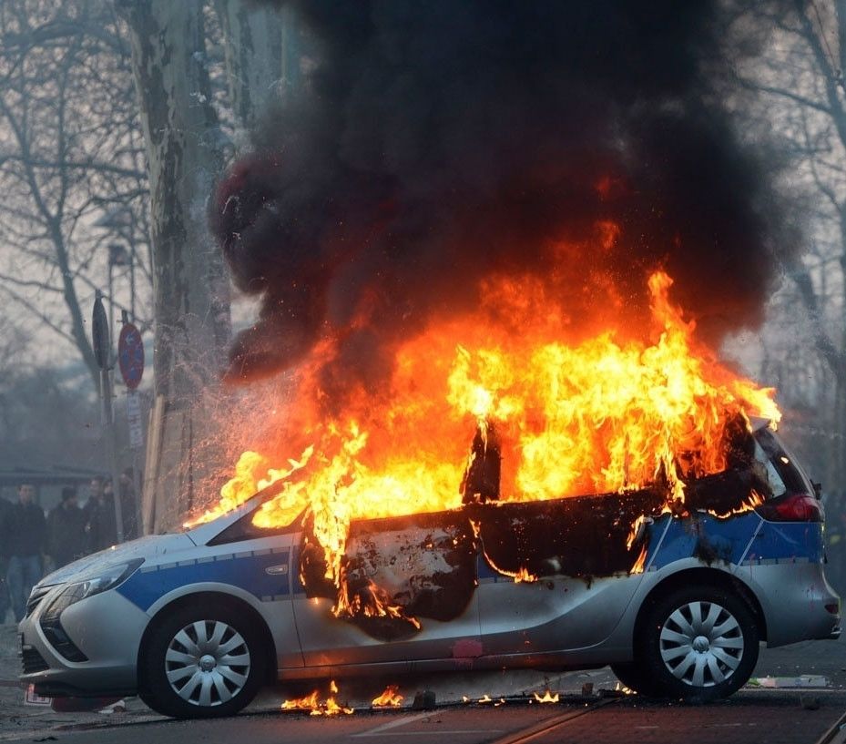 brennender polizei opel 