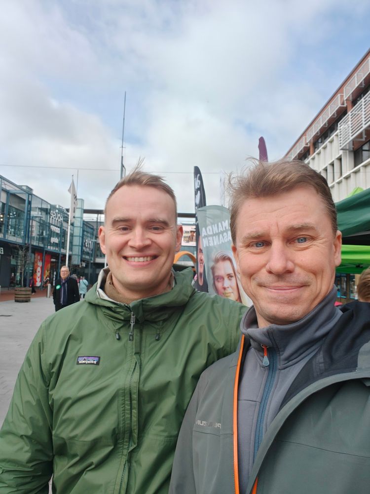 Vihreiden pormestariehdokas Atte Harjanne, 723 ja ehdokas Oula Silvennoinen, 798, Itäkeskuksen Tallinnanaukiolla.