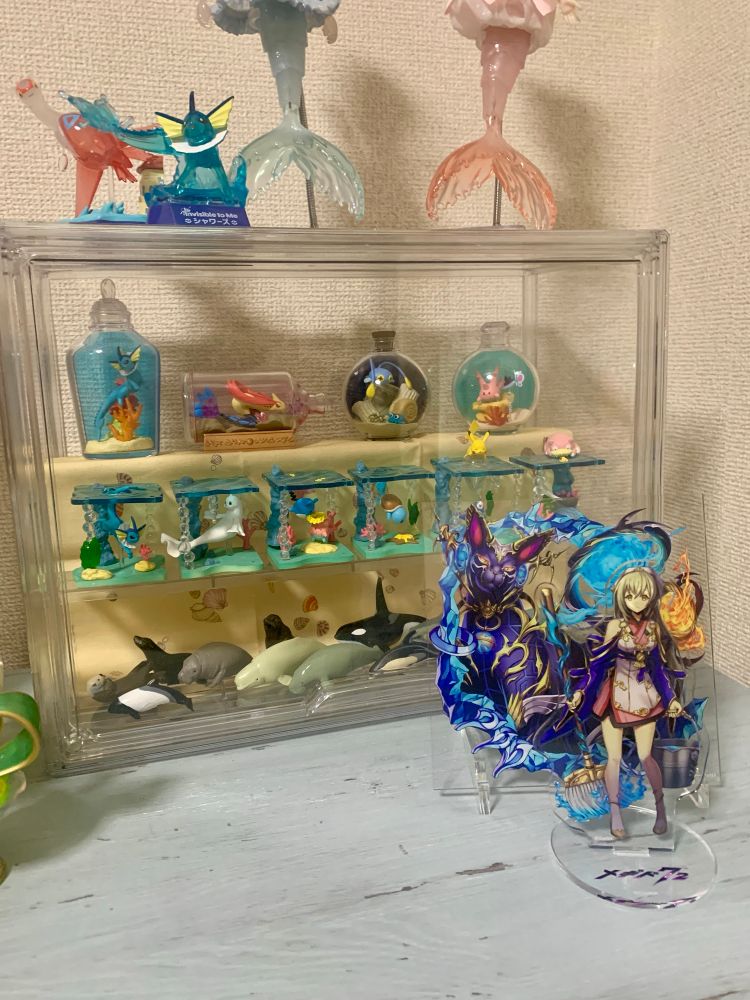 水タイプのポケモンのフィギュアと海洋哺乳類のフィギュアが飾られたボックス前に置かれたリジェネアイムちゃんのアクスタ。