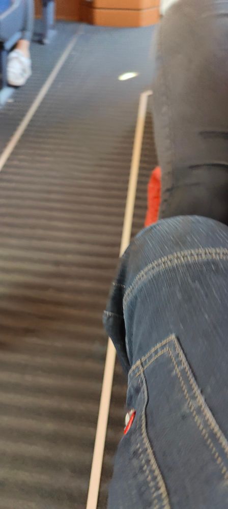 Der Gang eines Zuges, im Vordergrund ist an der Seite noch mein Bein zu sehen. 