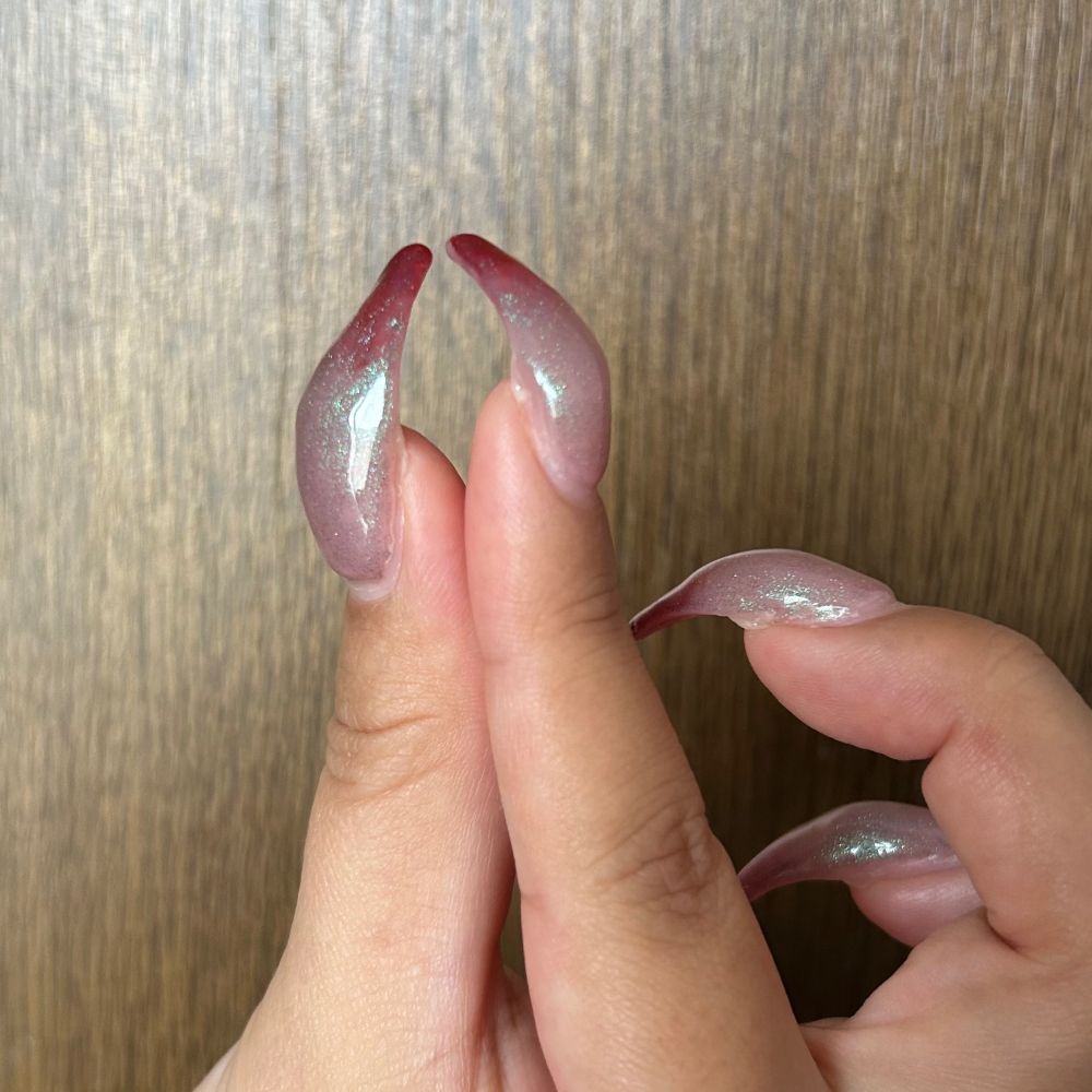 右手の親指と人差し指の腹をくっつけている写真
ネイルが湾曲してる様子が蟹のハサミみたい