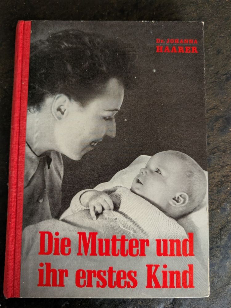 Buch mit Cover: Eine Mutter beugt sich lächelnd zu ihrem Baby. 
Titel: Die Mutter und ihr erstes Kind 
