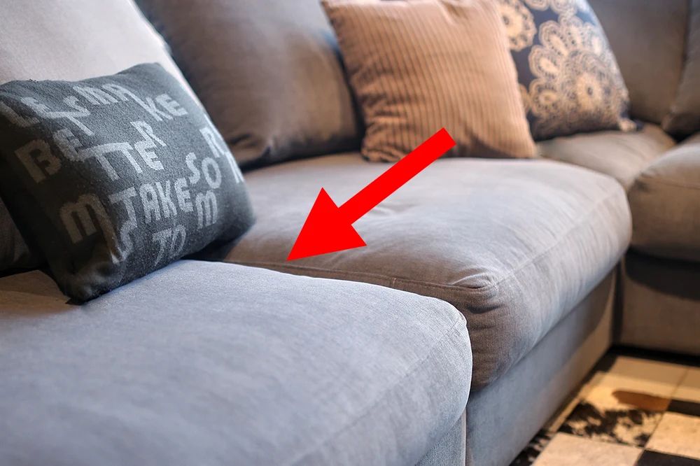 Ein roter Pfeil deutet auf eine umstrittene Sofaritze