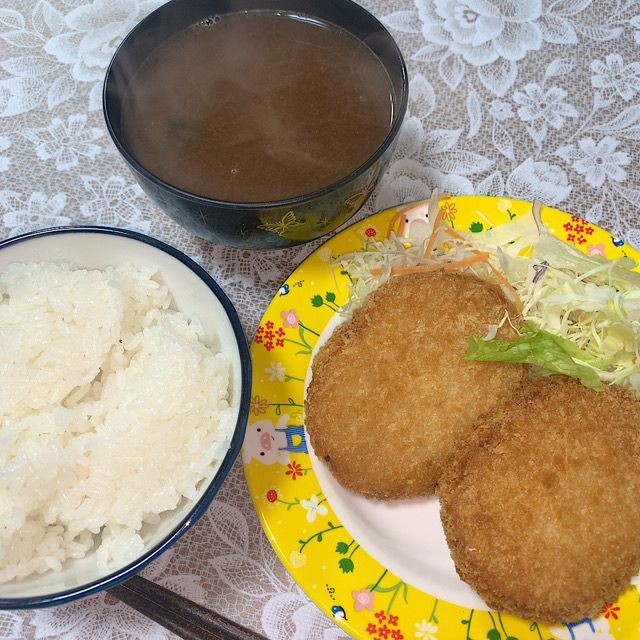 🌟冷凍コロッケを揚げただけ。味噌汁は昨日の残りのカサゴの荒汁です。基本的に一汁一菜してます。