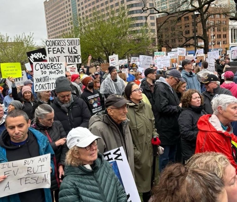 Photos de la manifestation locale contre trump et sa clique d'abrutis nazis.