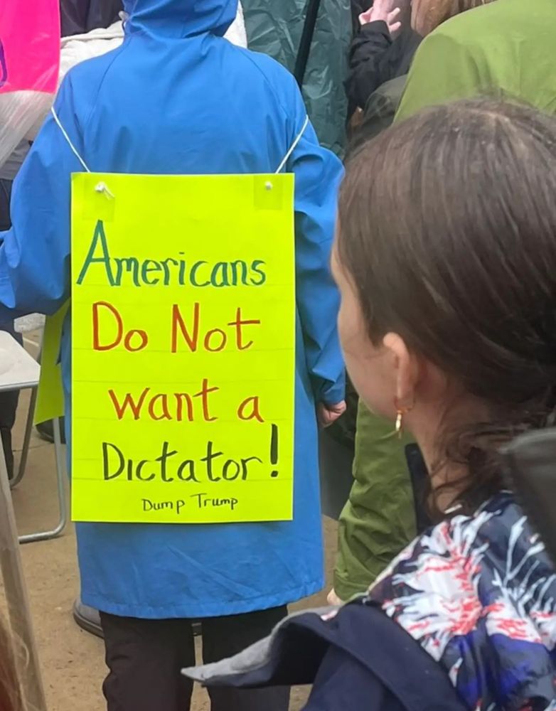 Americans do not want a dictator! Dump Trump 