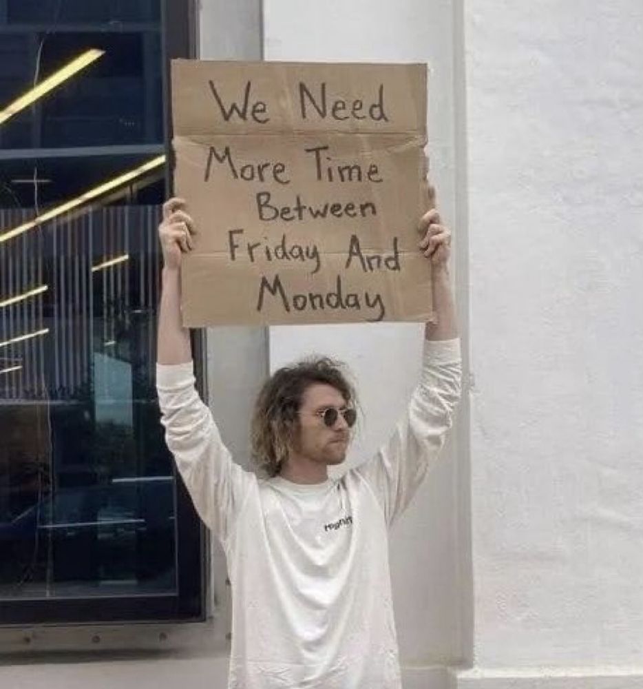 Le célèbre "Dude with sign" tient une pancarte en carton où il est écrit "We need more time between Friday and Monday".