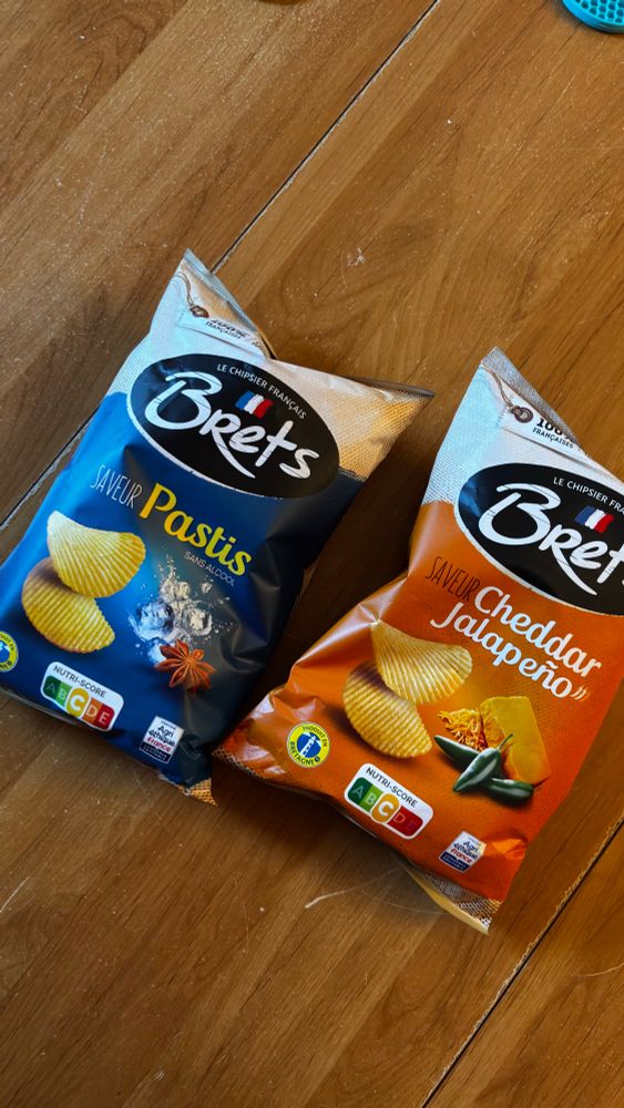 Chips au pastis et chips cheddar jalapeno de la marque Brets 
