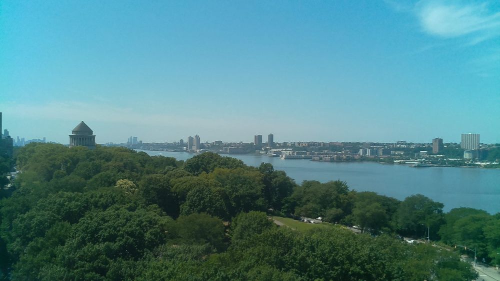 A photo of the Hudson river, at about (40.81, -73.96), taken at 8/9/2025, 11:55:00 AM.